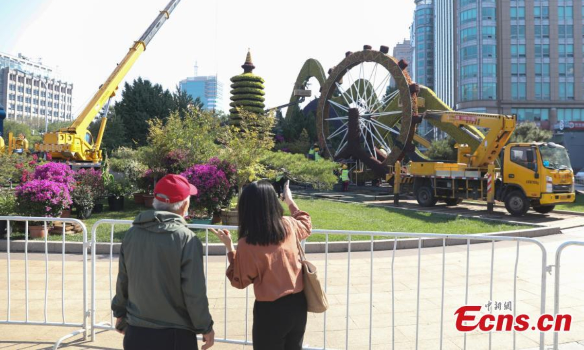 People look at a flower terrace at the corner of the Dongdan intersection in Beijing, Sep 22, 2022. Photo: China News Service