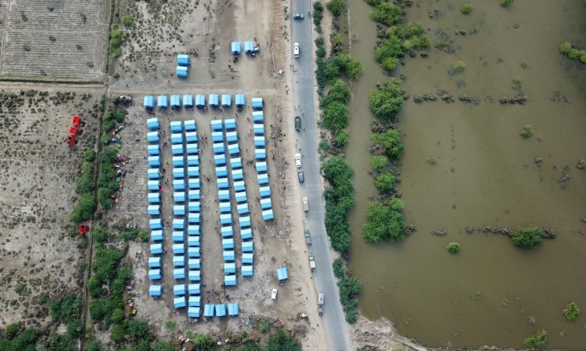 Aerial photo taken on Sep 29, 2022 shows a makeshift shelter built with tents donated by China in flood relief aid in Matli town of Badin District in southern Pakistan's Sindh province. Photo:Xinhua