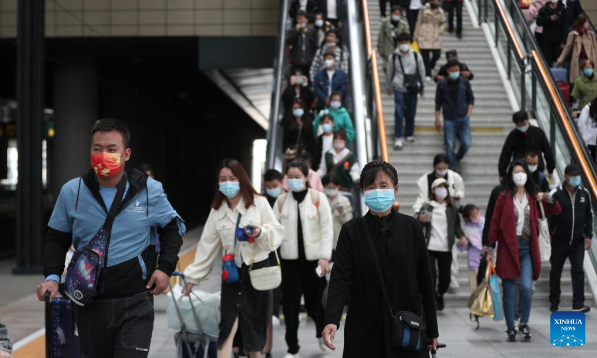 Passengers are seen at Harbin Railway Station in Harbin, northeast China's Heilongjiang Province, Oct 1, 2022. The passenger flow increases across the country as Saturday marks the first day of the National Day holiday. Photo:Xinhua