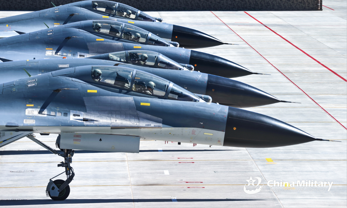 Fighter jets attached to an aviation brigade of the PLA Air Force sit abreast on the flightline prior to a flight training exercise on September 24, 2022. Photo: China Military