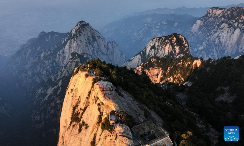 Aerial photo taken on Sept. 25, 2022 shows the view of Mount Huashan at sunset in northwest China's Shaanxi Province. (Xinhua/Tao Ming)