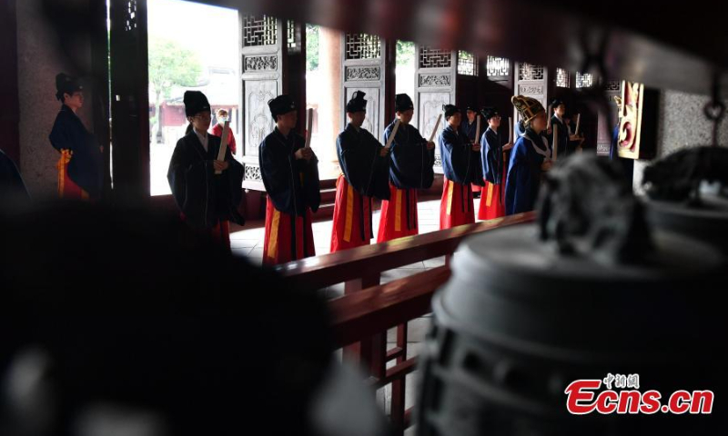 2022年9月28日，在中国东部福州市孔庙举行的孔子诞辰2573周年仪式上，身着传统服饰的参与者表演。（图片：中新社/吕明）