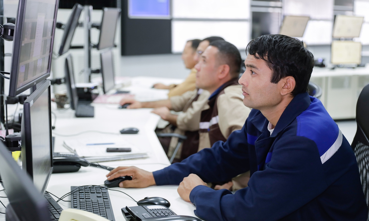 Uzbek staff members monitor PVC production at a Chinese-built nitrogen fertilizer company in Navoi, Uzbekistan, on August 18, 2022. Photo: Xinhua