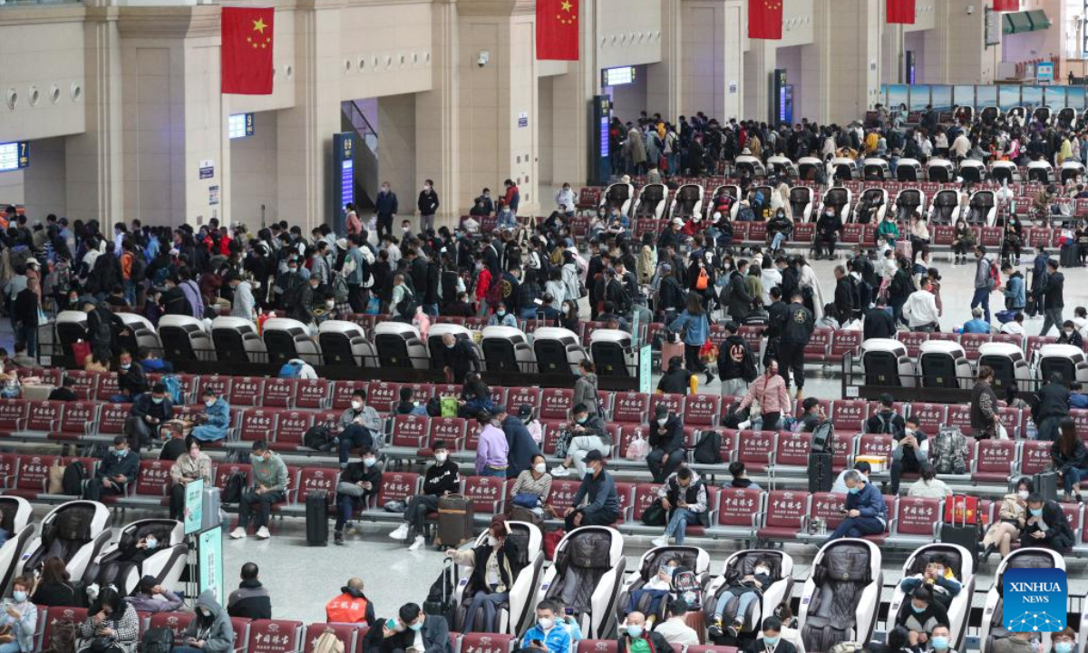 Passengers wait for boarding at Harbin Railway Station in Harbin, northeast China's Heilongjiang Province, Oct 1, 2022. The passenger flow increases across the country as Saturday marks the first day of the National Day holiday. Photo:Xinhua