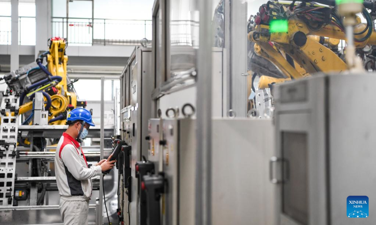 A worker works at an intelligent production base of the Great Wall Motors (GWM) in Yongchuan District of Chongqing, southwest China, Sep 22, 2022. Photo:Xinhua