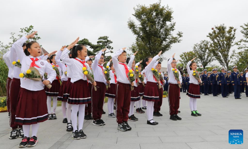 Members of the Chinese Young Pioneers (CYP), a national mass organization for Chinese children, pay a tribute during a commemorative event at Songjiang Martyrs' Cemetery in east China's Shanghai, Sept. 30, 2022. (Xinhua/Fang Zhe)