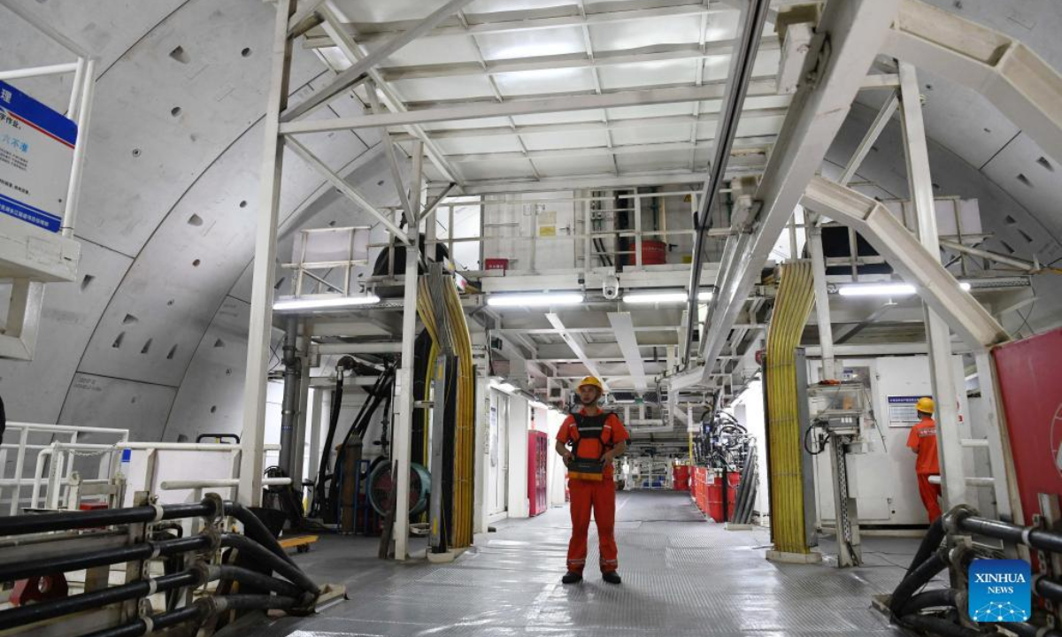 Staff members work at the construction site of a tunnel across the Yangtze River in Wuhu, east China's Anhui Province, Oct. 3, 2022. (Xinhua/Zhang Duan)
