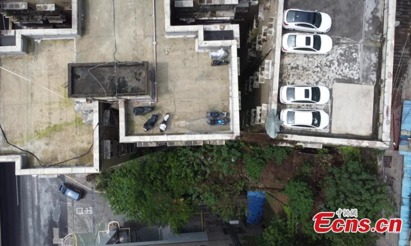2022年9月27日，汽车停在重庆一栋10层住宅楼的屋顶。（照片：中新社/肖江川）