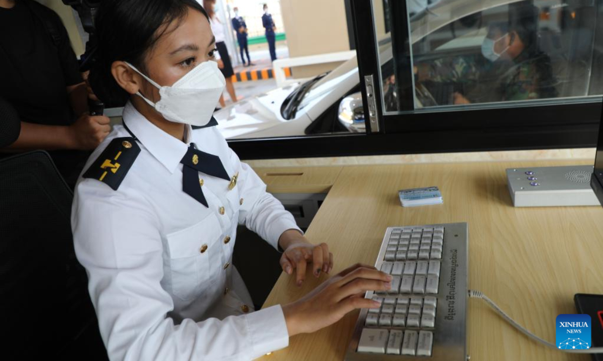 A staff member works at a toll station on the Phnom Penh-Sihanoukville Expressway in Phnom Penh, Cambodia, Oct 1, 2022. Photo:Xinhua