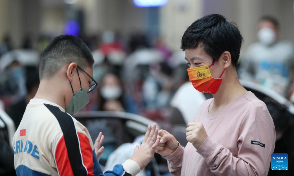 Passengers wait for boarding trains at Harbin Railway Station in Harbin, northeast China's Heilongjiang Province, Oct 1, 2022. The passenger flow increases across the country as Saturday marks the first day of the National Day holiday. Photo:Xinhua