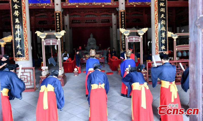 Participants wearing traditional costumes perform during a ritual to mark the 2,573rd anniversary of the Confucius' birth at the Confucian Temple in Fuzhou, east China's Fuzhou Province, Sept. 28, 2022. (Photo: China News Service/Lv Ming)