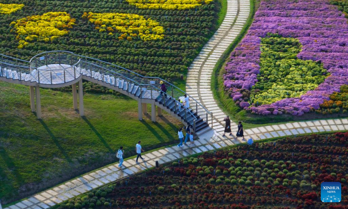 Aerial photo taken on Oct 3, 2022 shows tourists enjoying themselves at a scenic spot in Huai'an, east China's Jiangsu Province. Photo:Xinhua
