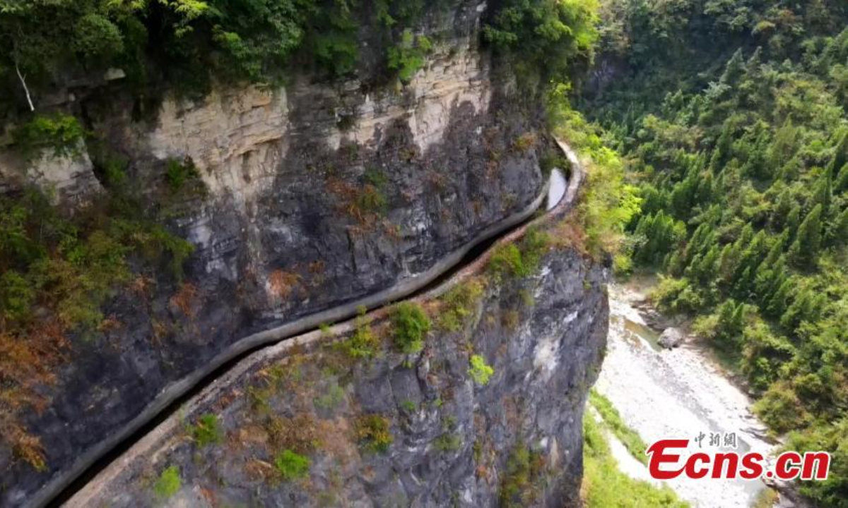 Photo shows an artificial canal built along a cliff in Huanghe town in Chongqing, Sept. 20, 2022. The 15-kilometer-long canal was constructed at an elevation of about 1,000 meters along the cliff in the 1970s. Photo: China News Service