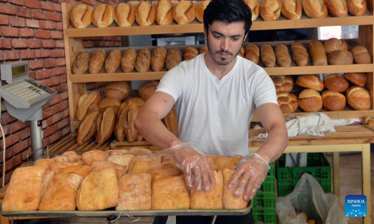 A baker works at a bakery in Ankara, Türkiye, on Sep 20, 2022. Photo:Xinhua