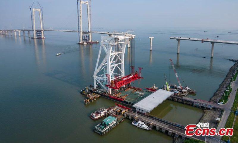 The 155th box girder is loaded to the crane