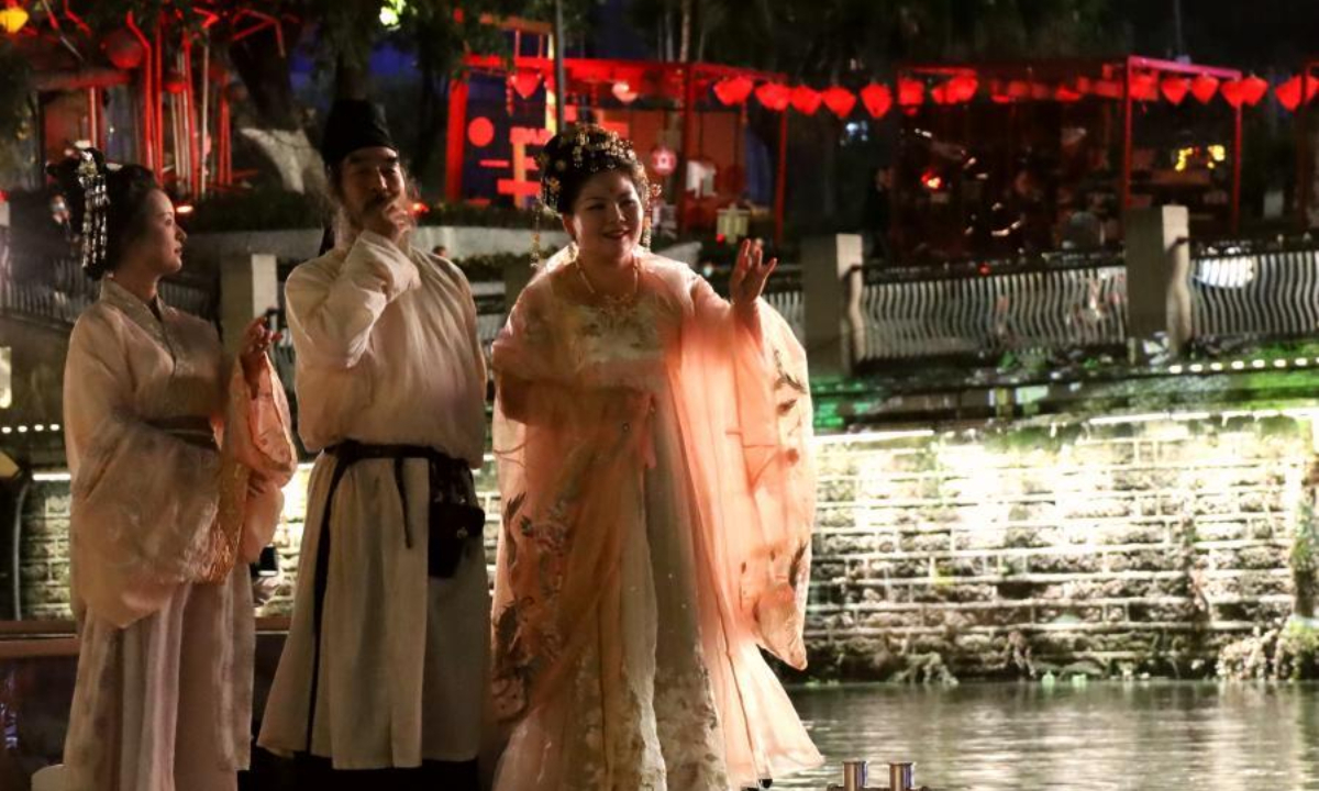 Tourists wearing traditional Chinese costumes enjoy the night view on a sightseeing boat in Chengdu, southwest China's Sichuan Province, Sep 28, 2022. Photo: China News Service