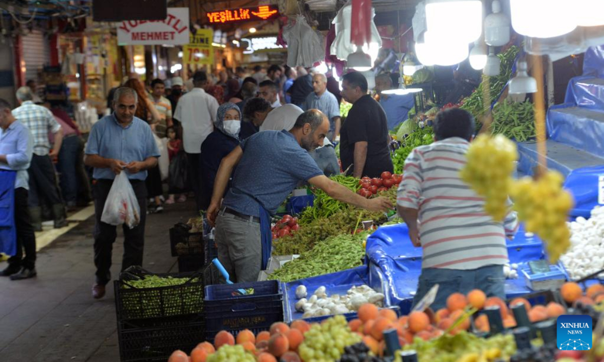 İnsanlar 3 Ekim 2022'de Ankara, Ankara'da bir pazarda alışveriş yapıyor.  Türkiye İstatistik Kurumu Pazartesi günü bildirdiğine göre, Türkiye'nin yıllık enflasyonu Eylül ayında yüzde 83,45 ile 24 yılın en yüksek seviyesine ulaştı.  Fotoğraf: Xinhua
