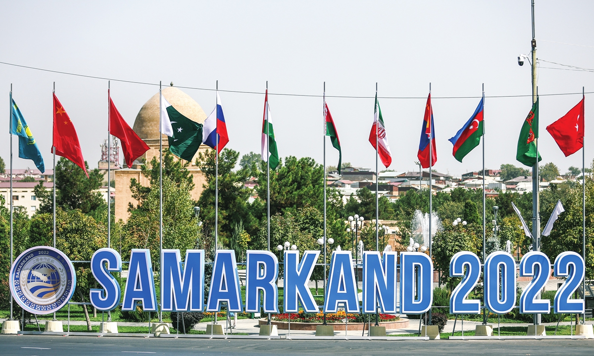 A signboard of the SCO Samarkand Summit and national flags of member states are seen in Samarkand, Uzbekistan. Photo: VCG