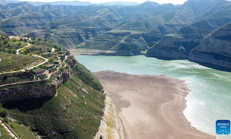 Aerial photo taken on Sept. 21, 2022 shows the scenery along a section of the Yellow River in Jungar Banner of Ordos, north China's Inner Mongolia Autonomous Region.(Photo: Xinhua)