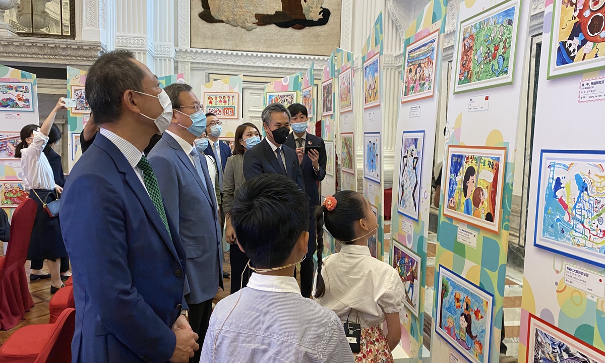 Children from China Welfare Institute Children's Palace introduce paintings to guests from China, Japan and South Korea at the opening ceremony of the 10th China-Japan-South Korea Friendship Children's Painting Exhibition on Saturday in Shanghai. Photo: Global Times