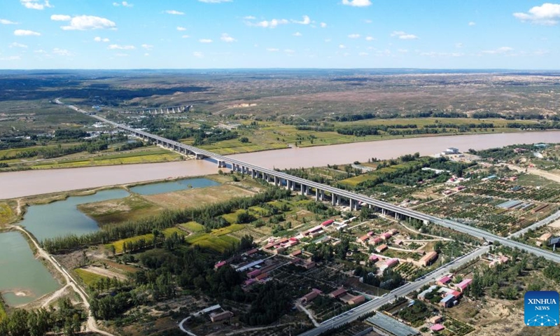 Aerial photo taken on Sept. 22, 2022 shows a grand bridge across a section of the Yellow River in Togtoh County of Hohhot, north China's Inner Mongolia Autonomous Region.(Photo: Xinhua)