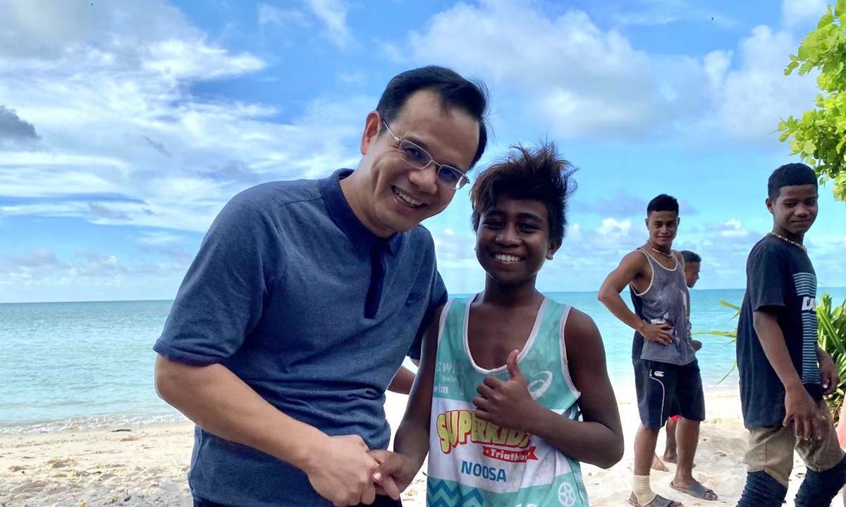 Chinese Ambassador to Kiribati Tang Songgen takes a photo with a local teenager in Kiribati. Photo: Courtesy of Tang