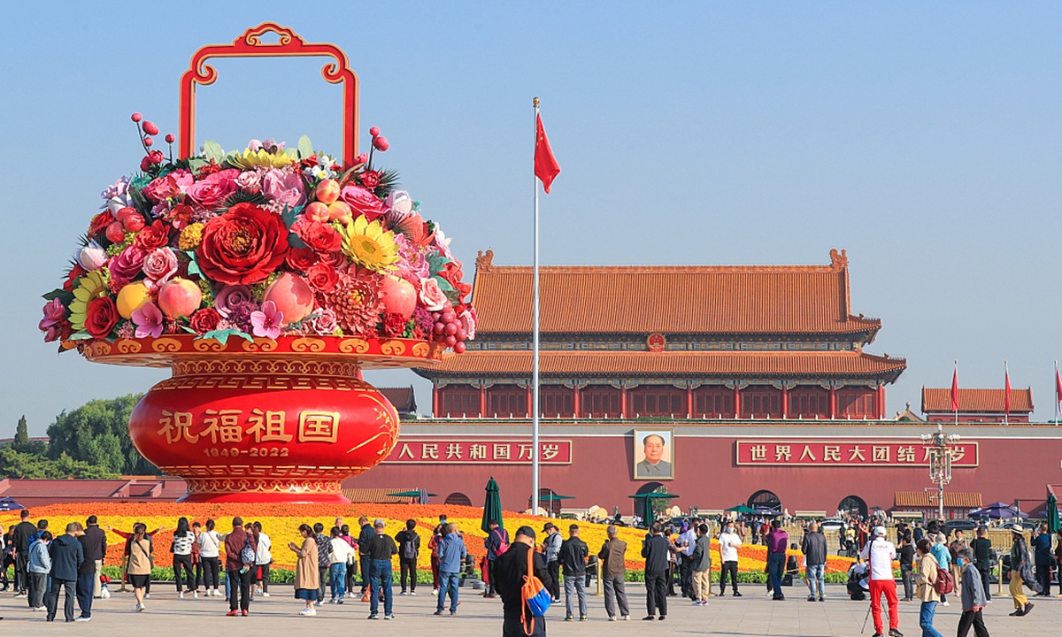 A giant flower basket that says Bless the Motherland attracts visitors at Tian'anmen Square in Beijing on September 25, 2022. Photo: VCG
