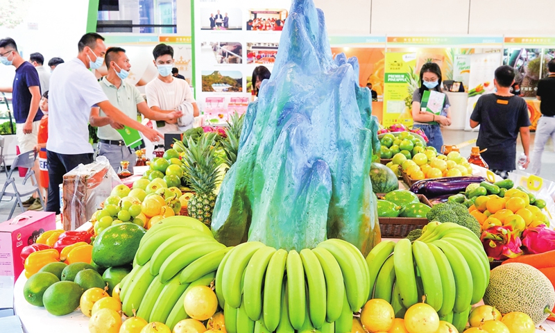 Visitors surround premium fruit and vegetables on display at the 19th China-ASEAN Expo Agriculture Exhibition in Nanning, South China's Guangxi Zhuang Autonomous Region on the opening day of September 25, 2022. The three-day agriculture trade fair, with an exhibition space of 30,000 square meters, creates business opportunities for domestic and foreign exhibitors. Photo: cnsphoto