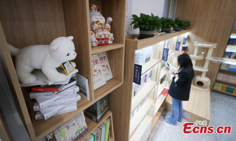 Customers visits a pet-themed Xinhua Bookstore in Beijing on Sept. 25, 2022.Photo:China News Service