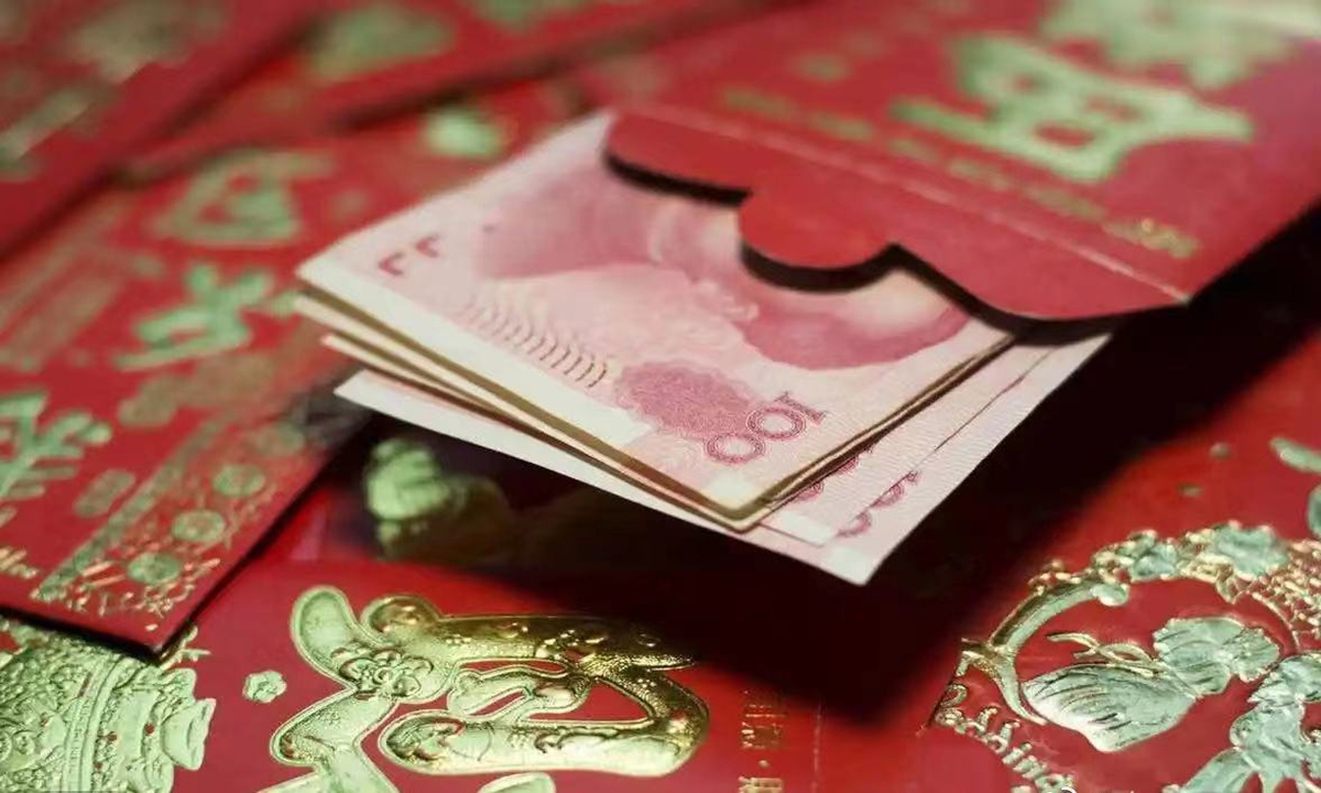 Money in a red envelope from the wedding. Photo: Sina Weibo