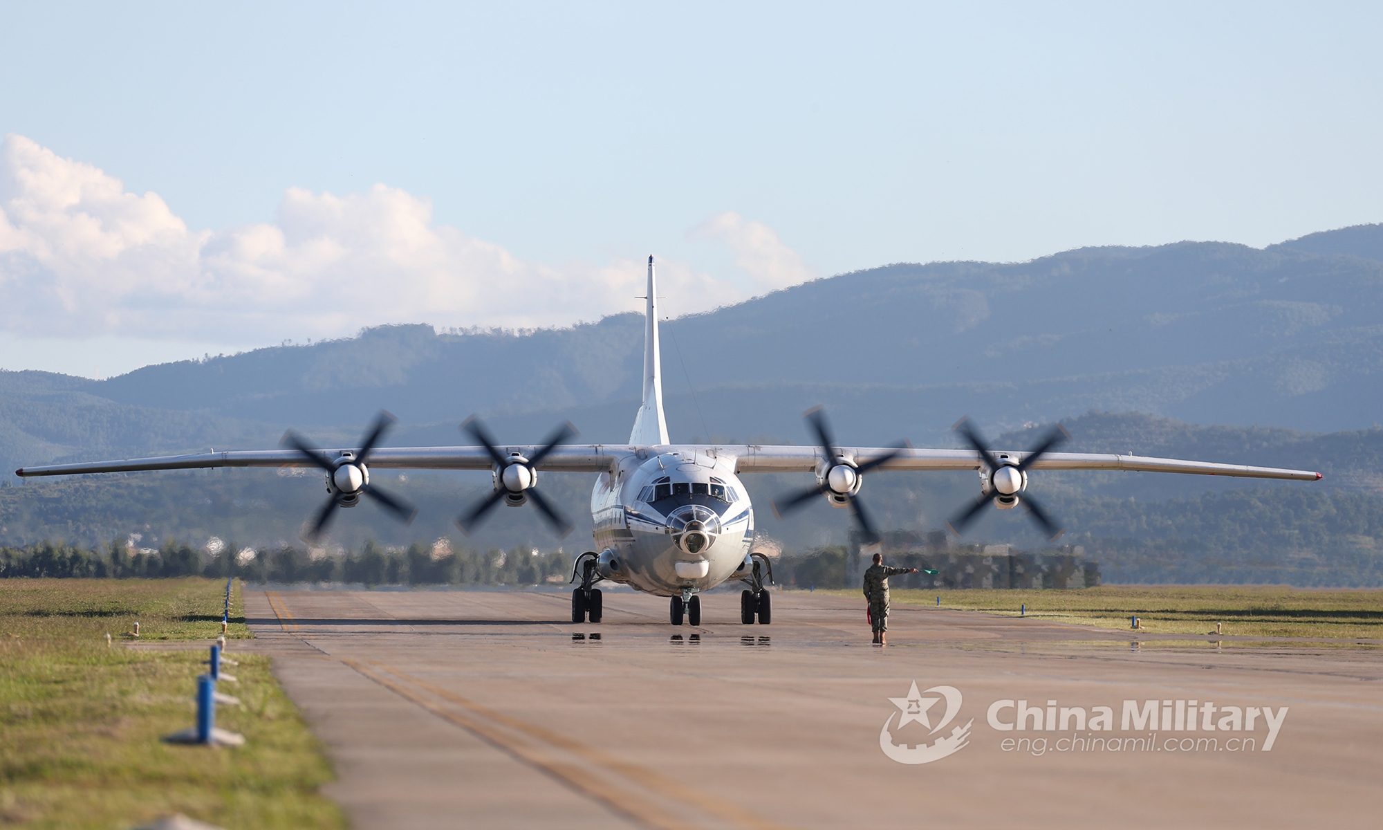 An anti-submarine aircraft attached to an aviation brigade with the air force under the PLA Southern Theater Command descends steadily in a round-the-clock flight training exercise on September 18, 2022.Photo:China Military