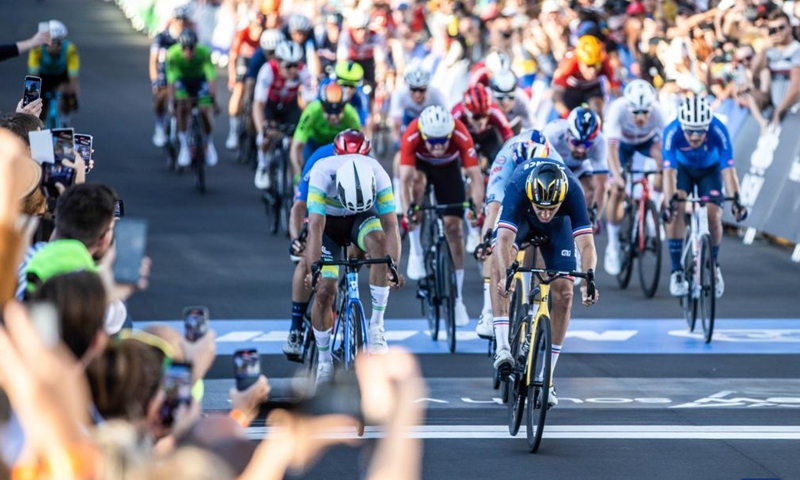 Cyclists compete during the Men's Elite Road Race of the 2022 UCI Road World Championships in Wollongong, Australia, Sept. 25, 2022.Photo:Xinhua
