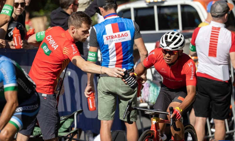 China's Lyu Xianjing (front R) rides his bicycle during the Men's Elite Road Race of the 2022 UCI Road World Championships in Wollongong, Australia, Sept. 25, 2022.Photo:Xinhua