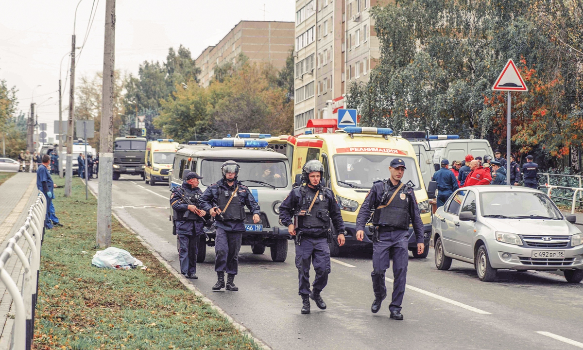 Policemen walk near the scene of a shooting in school No. 88 in Izhevsk on September 26, 2022. The death toll has risen to 13 people, including seven children, after a man opened fire on September 26 at his former school in central Russia, authorities said.Photo: AFP