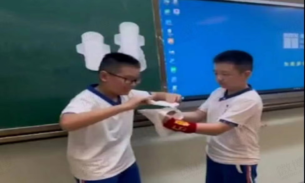 A primary school in East China's Fujian Province is offering sex education to teach students how to use sanitary napkins, with boys in the class taking the initiative to show off their learning results. Photo:Bailu Video