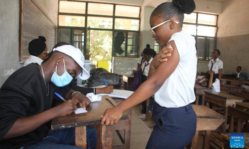 A student awaits her certificate after vaccination against COVID-19 in a school in Maputo, Mozambique, Sept. 27, 2022.(Photo: Xinhua)