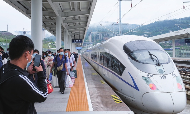 A bullet train arrives at the Yunyang railway station in Southwest China's Chongqing Municipality on September 27, 2022. It was the 100th day of operations for the high-speed railway (HSR) connecting Zhengzhou, Central China's Henan Province and Chongqing, the first HSR to run through the region best known for the Three Gorges reservoir. Photo: cnsphoto