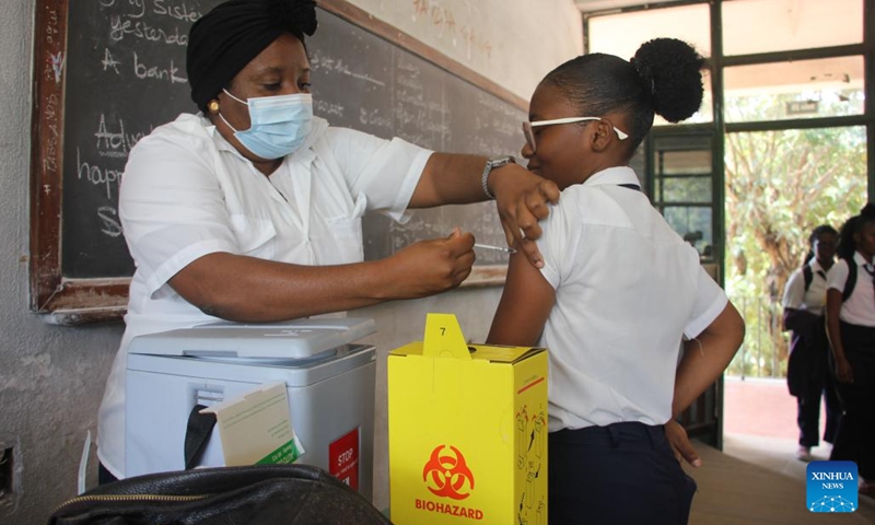 A student receives a jab of vaccination against COVID-19 in a school in Maputo, Mozambique, Sept. 27, 2022.(Photo: Xinhua)