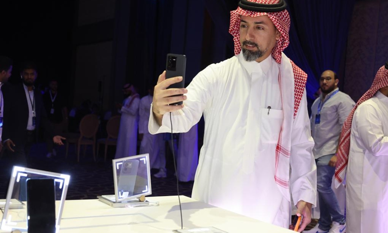A visitor tries a new smartphone during a launch of Vivo's new products in Riyadh, Saudi Arabia, on Sept. 26, 2022. Chinese phone maker Vivo unveiled on Monday two 5G smartphones in Riyadh. At its launch of new products in the kingdom, Vivo presented the latest additions to its 5G smartphones V series: V25 and V25 Pro, which feature superior photography.(Photo: Xinhua)