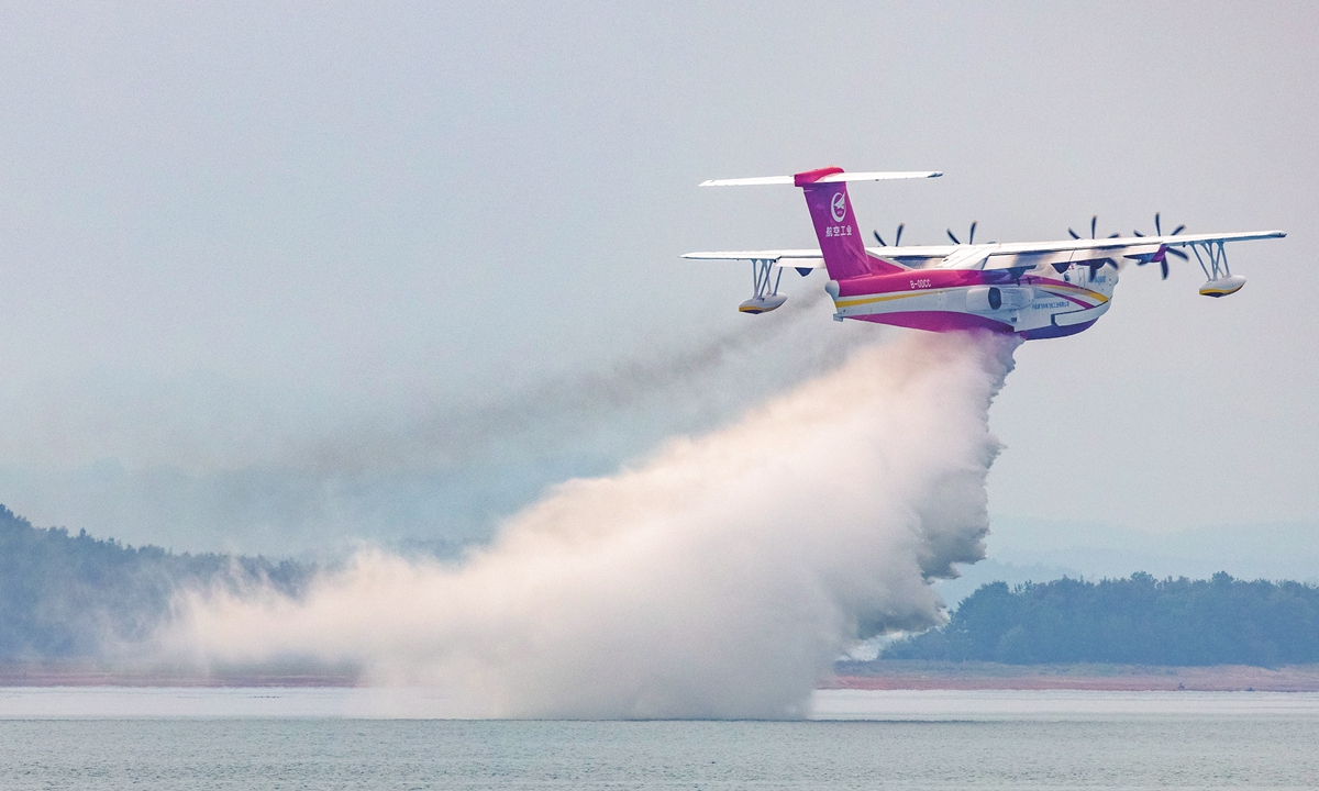 China's domestically developed firefighting aircraft AG600M, code name Kunlong, makes a successful test on September 27, 2022, in which the aircraft draws and drops 12 tons of water at an airport in Zhanghe in Jingmen, Central China's Hubei Province. Photo: VCG