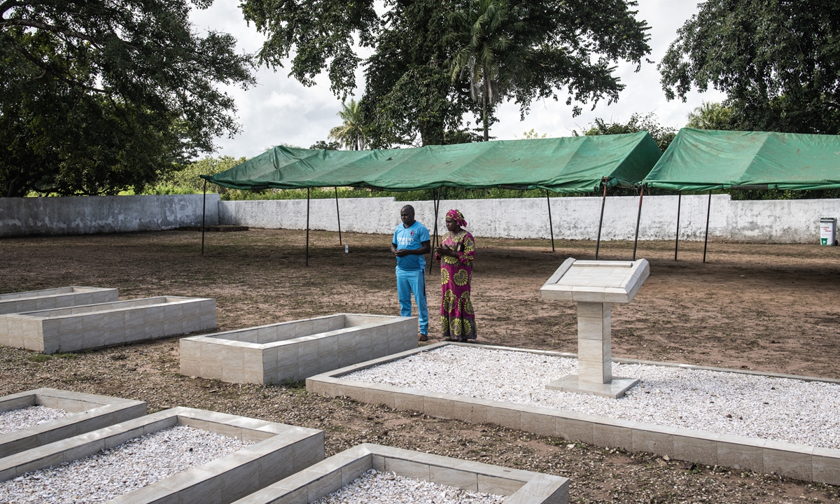Family members pray at a grave on the anniversary of the capsizing of Le Joola at Kantene cemetery in Ziguinchor, Senegal, on September 26, 2022. Photo: AFP