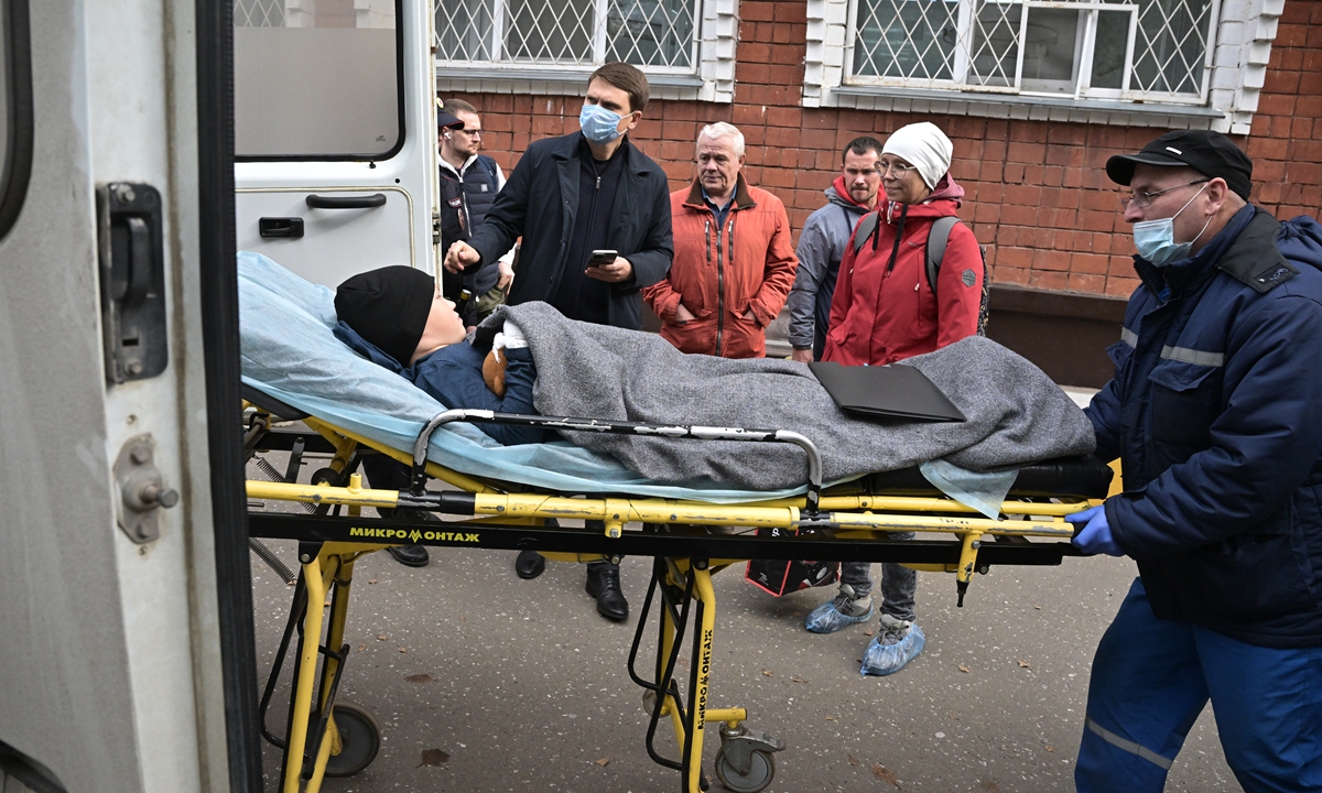 Medical staff evacuate the wounded one day after a shooting at a school in Izhevsk, Russia, on September 27, 2022. A total of 17 people were killed in the shooting, including 11 students. Photo: VCG