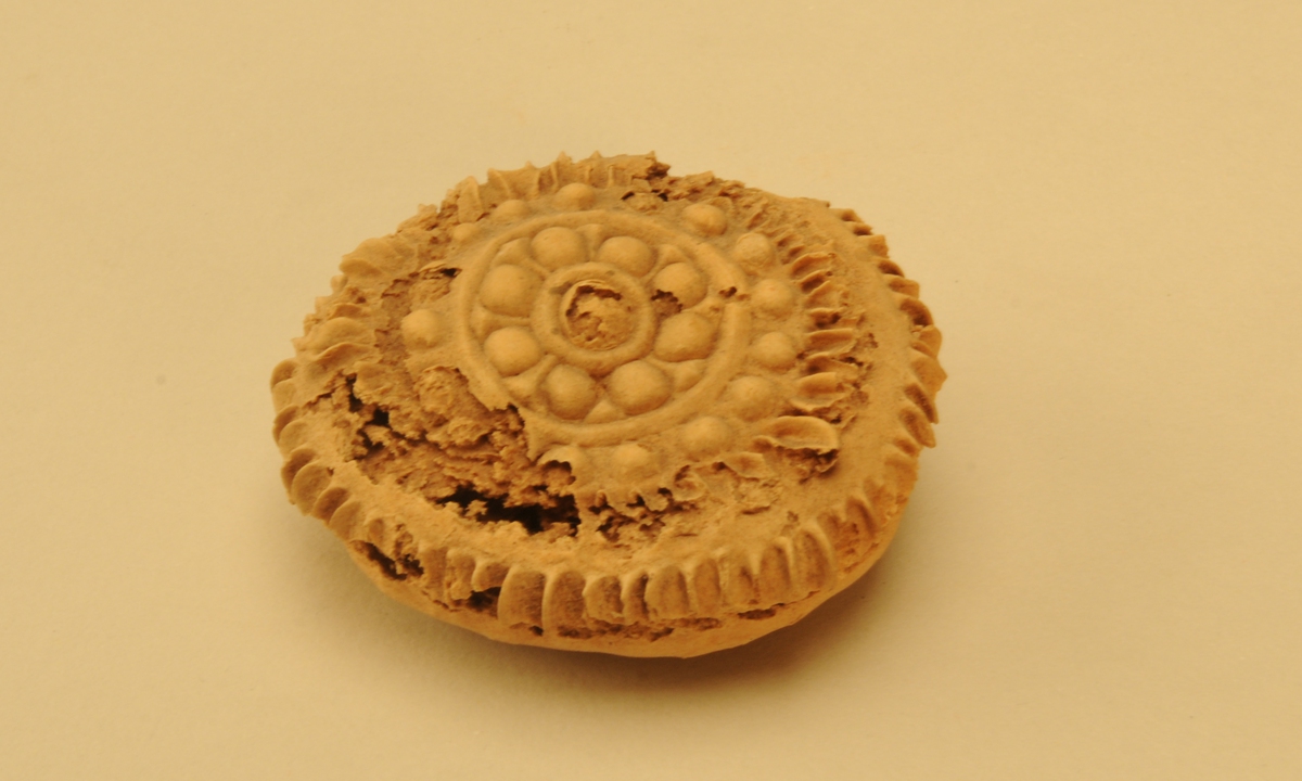 A pot with <em>baoxiang hua</em> floral patterns discovered in Xinjiang Photo: VCG A 1,000-year-old cake collected by the Xinjiang Museum Photo: Courtesy of Sun Weigu