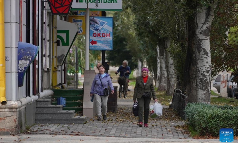 People go outside for shopping in Slavyansk, Sept. 24, 2022.(Photo: Xinhua)