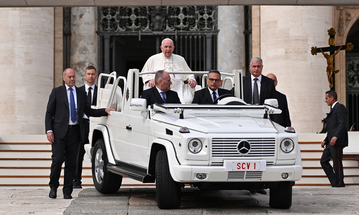 Pope Francis (center) leaves in the popemobile car at the end of the weekly general audience on September 28, 2022 at Saint Peter’s Square in the Vatican. Photo: AFP