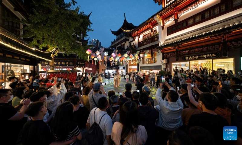 People enjoy a traditional performance at Yuyuan Garden shopping mall in east China's Shanghai, Sept. 23, 2022.(Photo: Xinhua)