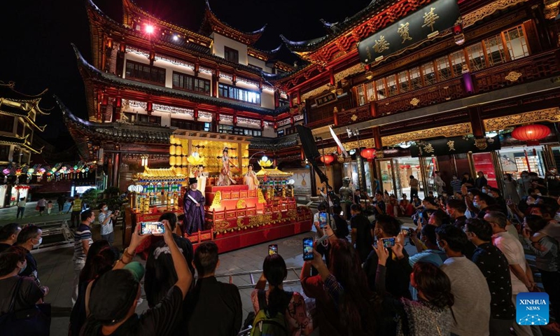 People enjoy a traditional performance at Yuyuan Garden shopping mall in east China's Shanghai, Sept. 23, 2022.(Photo: Xinhua)