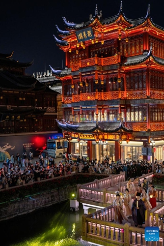 People enjoy a traditional performance at Yuyuan Garden shopping mall in east China's Shanghai, Sept. 23, 2022.(Photo: Xinhua)