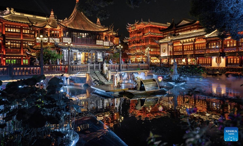 People enjoy a traditional performance at Yuyuan Garden shopping mall in east China's Shanghai, Sept. 23, 2022.(Photo: Xinhua)