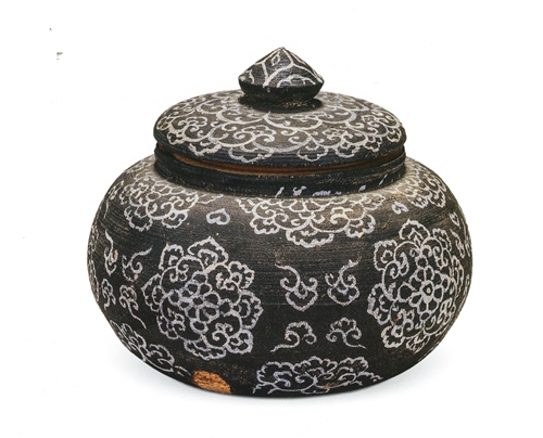 A pot with <em>baoxiang hua</em> floral patterns discovered in Xinjiang Photo: VCG A 1,000-year-old cake collected by the Xinjiang Museum Photo: Courtesy of Sun Weigu